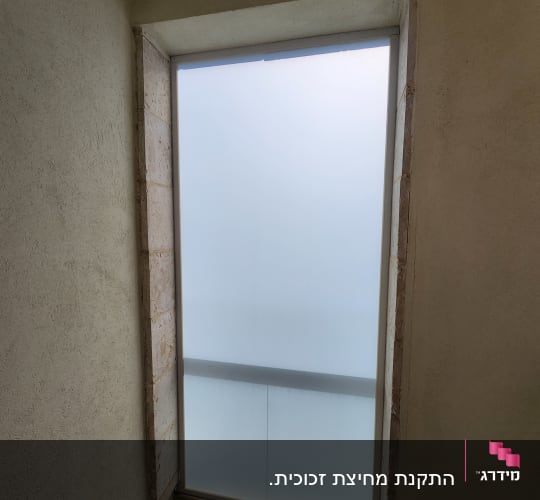 חלון זכוכית חלבית עם מסגרת אבן